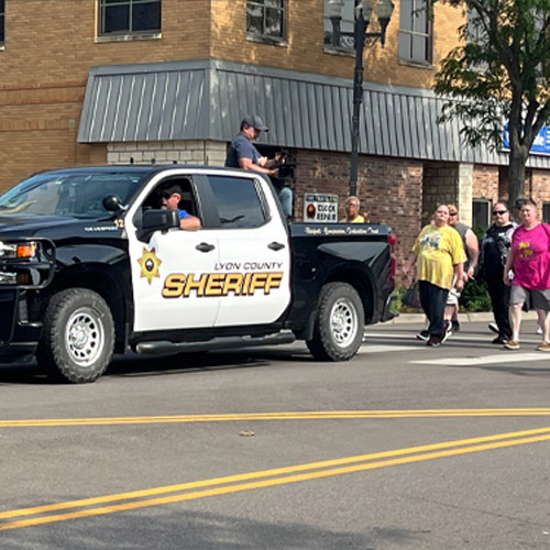 sheriff vehicle escorting runners
